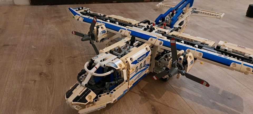 Lego Technic Frachtflugzeug 42025 in Langenfeld