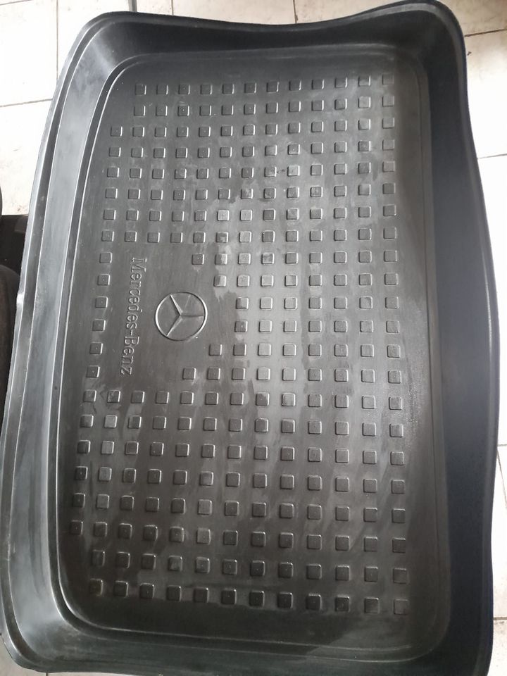 Mercedes Benz A Klasse Fußmatte Kofferraum in Köln
