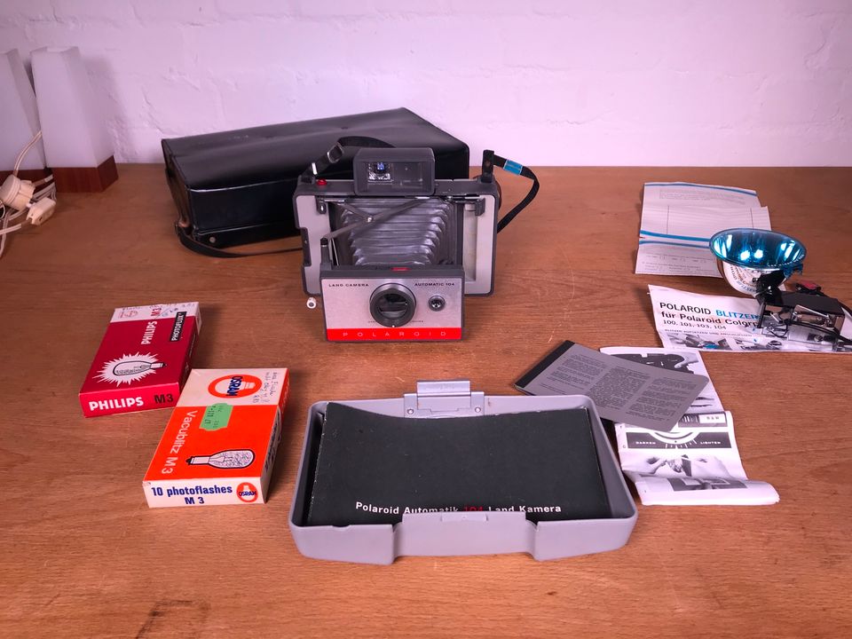 Polaroid 104 Land Kamera Lederkoffer Blitz Zubehör Vintage Set in Hamburg