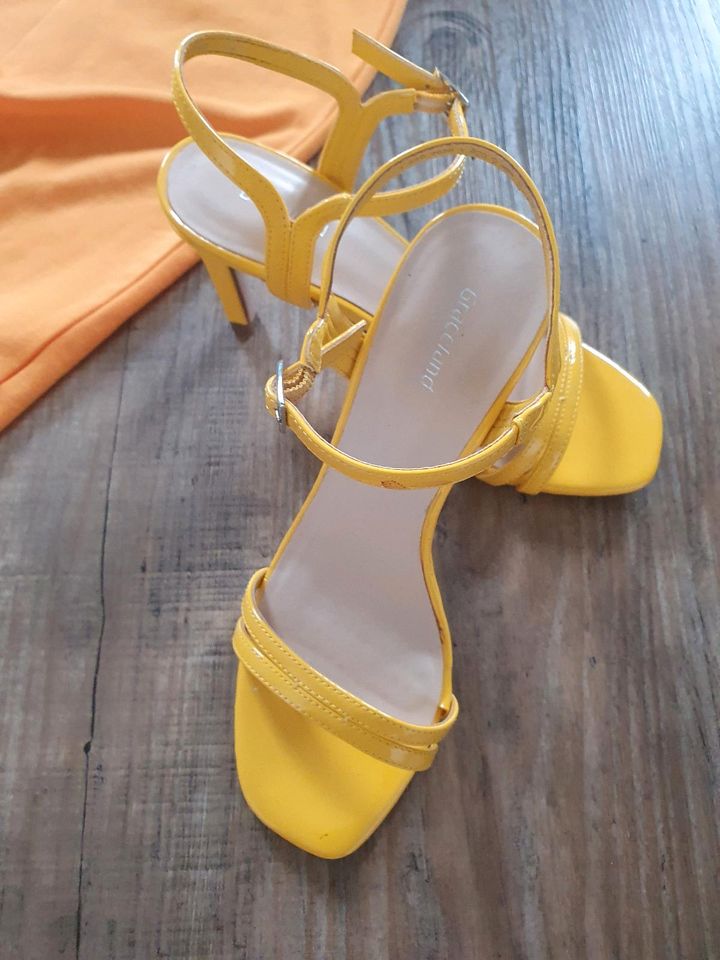 Zara-Kleid mit neuen Schuhen in Visbek