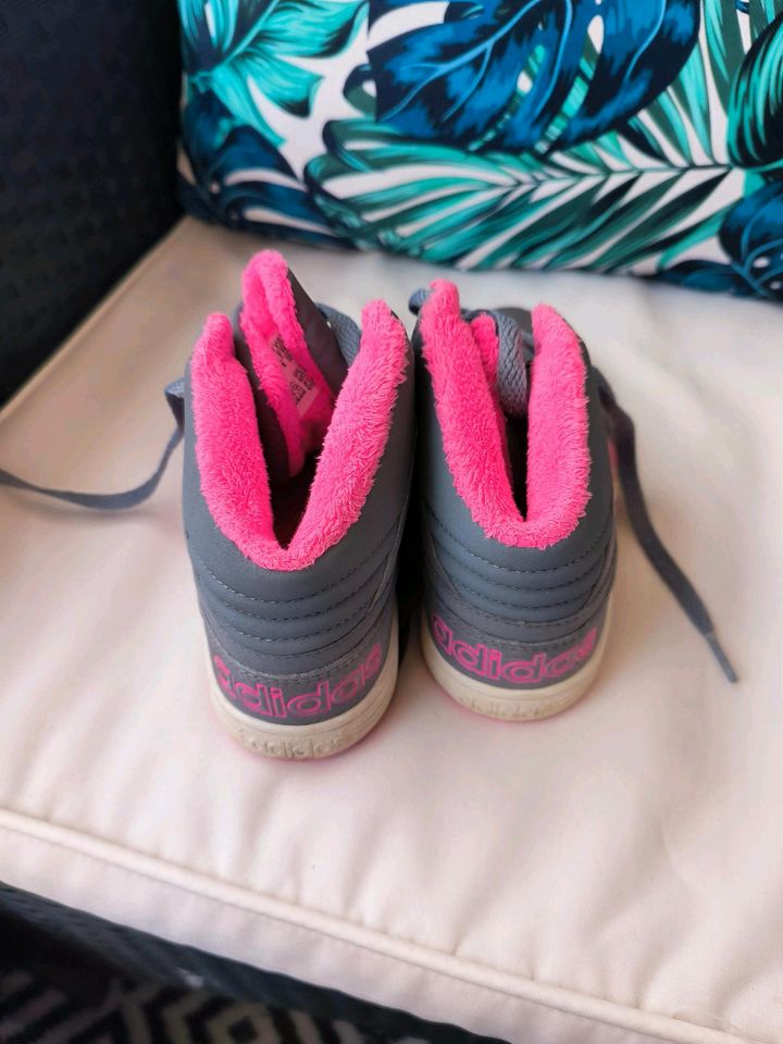 Puma Reebok Adidas Schuhe Mädchen verschiedene Größen in Berlin