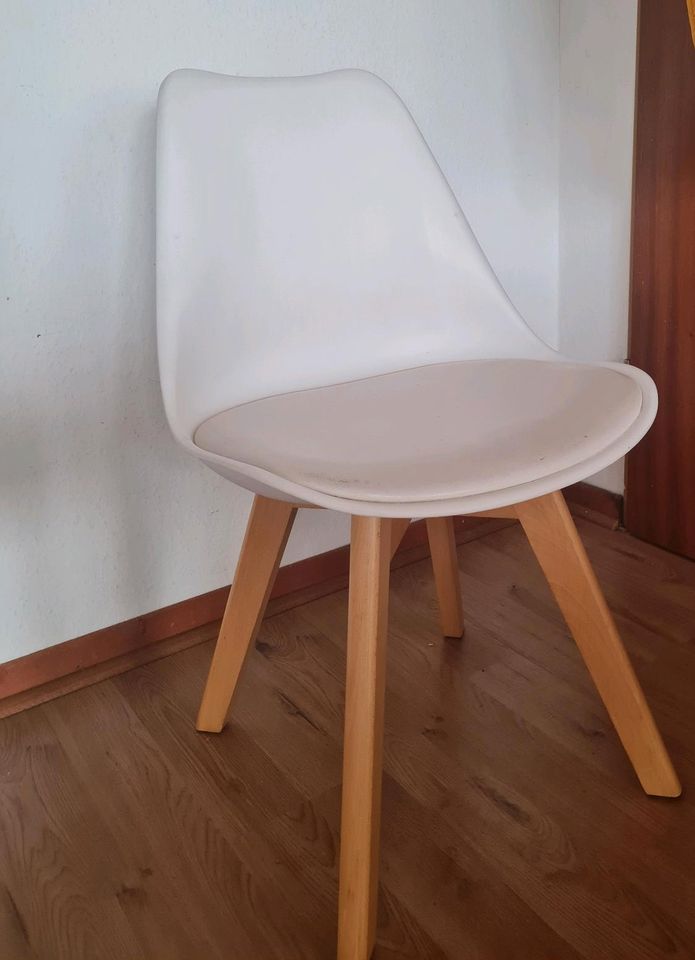 3 weiße IKEA Stühle in Laboe
