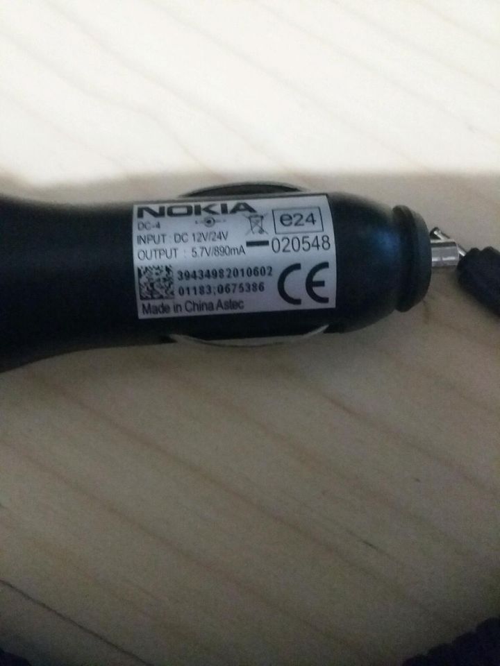 Nokia Handyladegerät fürs Auto in Raubling