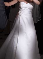 Brautkleid Hochzeitkleid mit Schleier Größe 36 Nordrhein-Westfalen - Meerbusch Vorschau