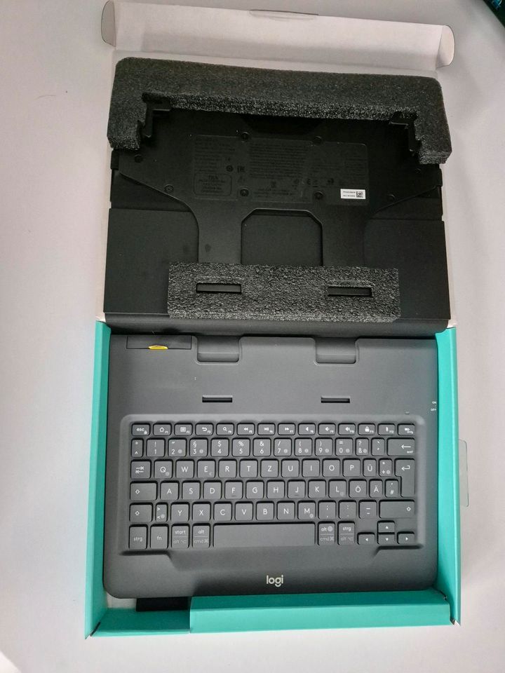 Tablethülle mit Tastatur Logitech Universal Folio OVP in Boppard