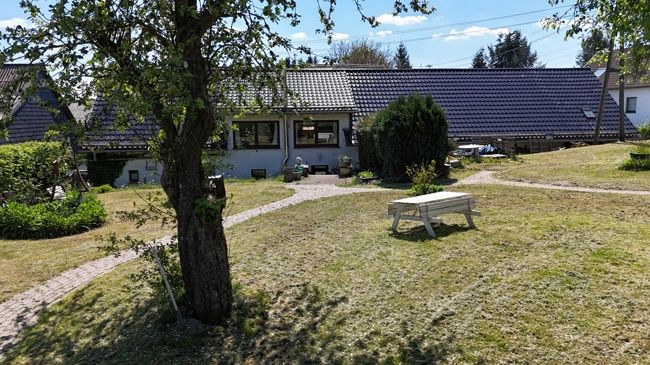 Geräumiges gepflegtes Bauernhaus am Dorfrand mit großem Grundstück. in Dahlem