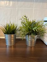 2 Kunstpflanzen mit Übertopf in Silber Hessen - Gießen Vorschau