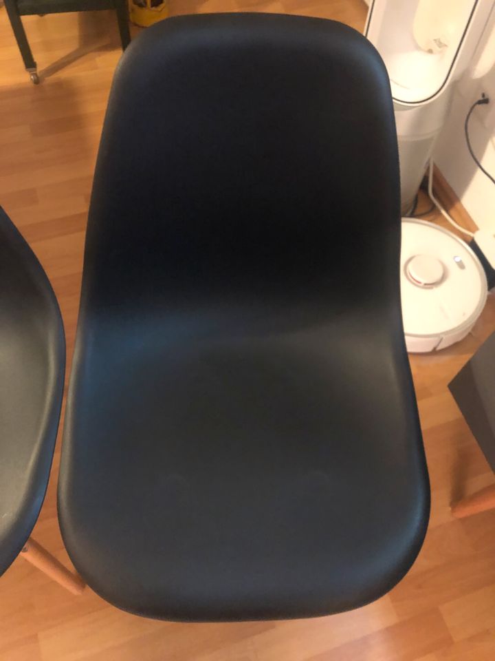 2 schwarze Stühle ähnlich wie Vitra Eames in Bergenhausen