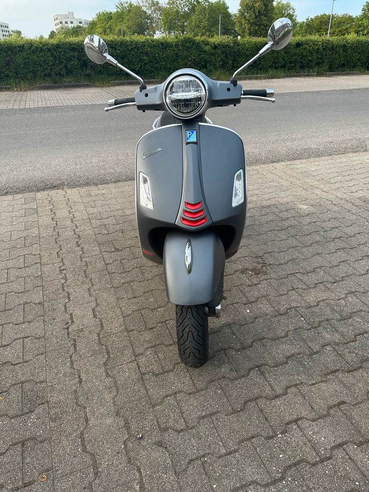 Vespa GTS 300 HPE SuperSport in Stuttgart