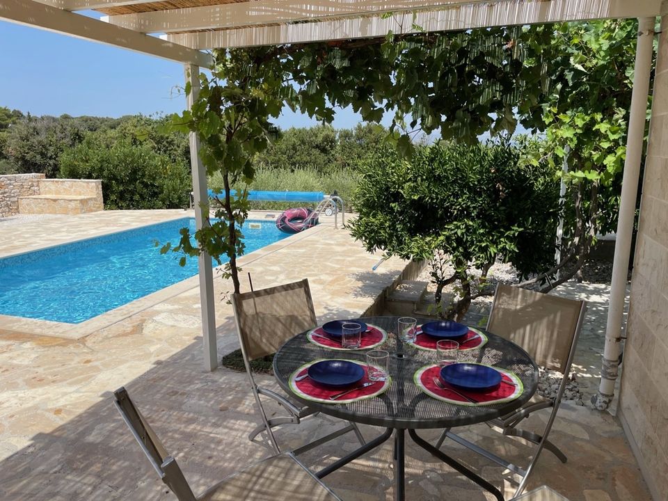 Ferienhaus in Kroatien mit Meerblick & beheiztem Pool im JUNI in Dortmund