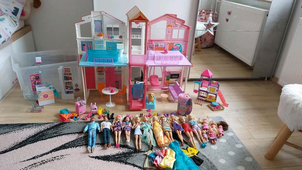 Barbie Traumhaus plus viel Zubehör in Essen