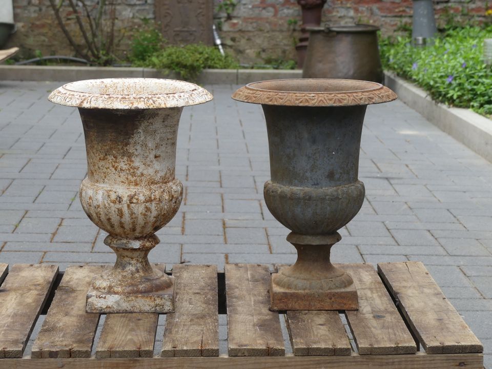 große alte französiche Vase Gusseisen mit Patina aus Frankreich in Wiesbaden