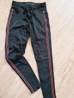 Schwarze Jeans mit roten Streifen, gr S/M Bayern - Münchberg Vorschau