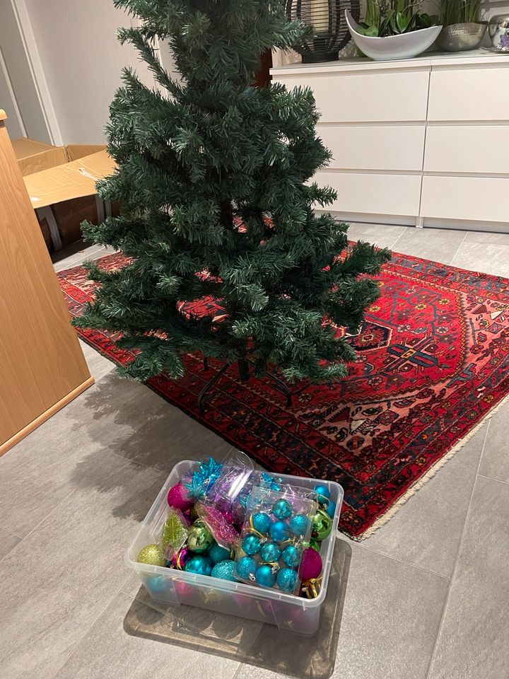 Künstlicher Weihnachtsbaum plus Kugeln in Osnabrück