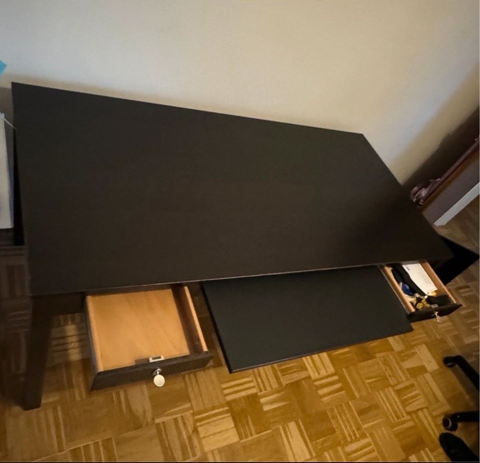 Größer Schreibtisch mit Schubladen in München