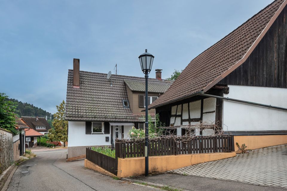 Einfamilienhaus mit Potenzial, riesigem Grundstück und Scheune in Badenweiler