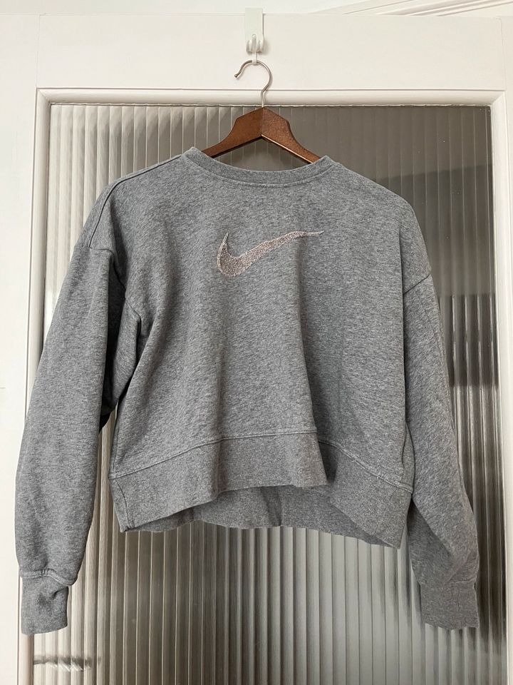 Nike grauer cropped Pullover in München