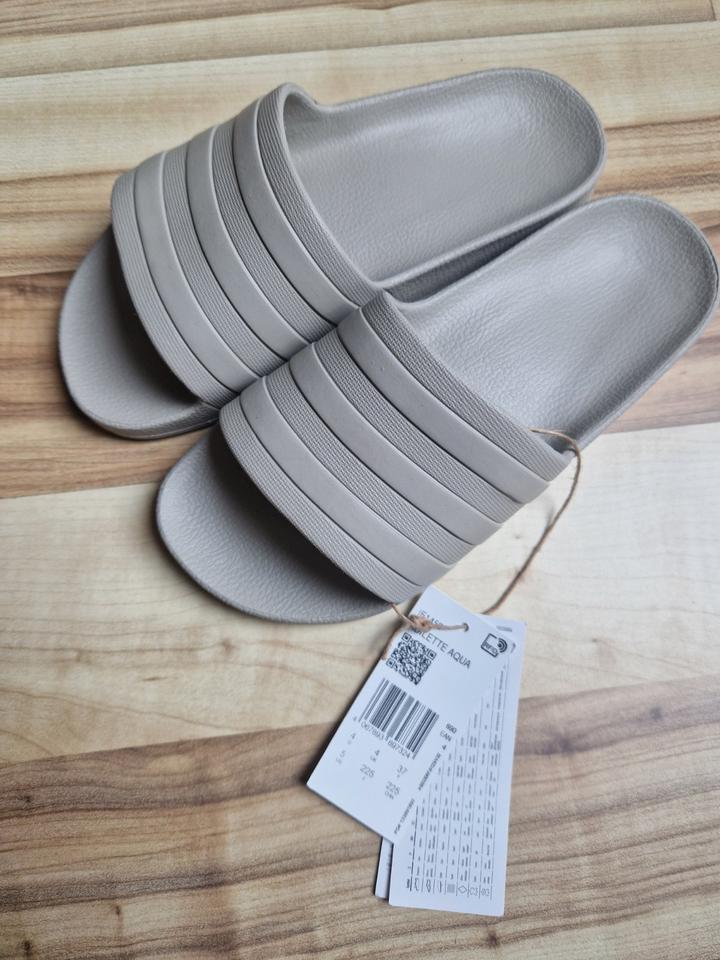 adidas aqua Badeschuhe / Badelatschen / Slides Gr. 37 taupe neu in Breckerfeld