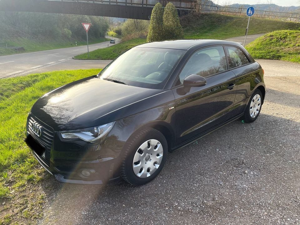 Audi A1 1.2 TFSI S Line 8 Fach bereift HU Service Neu in Waldkirch