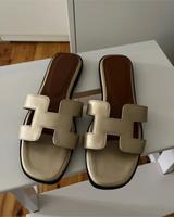 Stylische Sandalen mit H-Logo in Größe 39 ✨ Leder Mules slipper Berlin - Pankow Vorschau