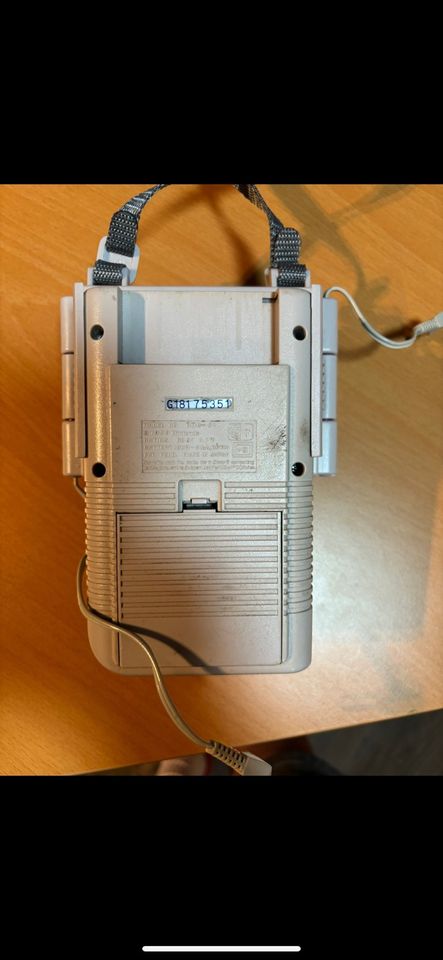 Handy Boy mit Game Boy in Braunschweig