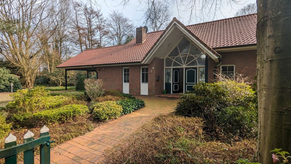 Einfamilienhaus mit gehobener Ausstattung und kleinem Wald in Hesel in Hesel