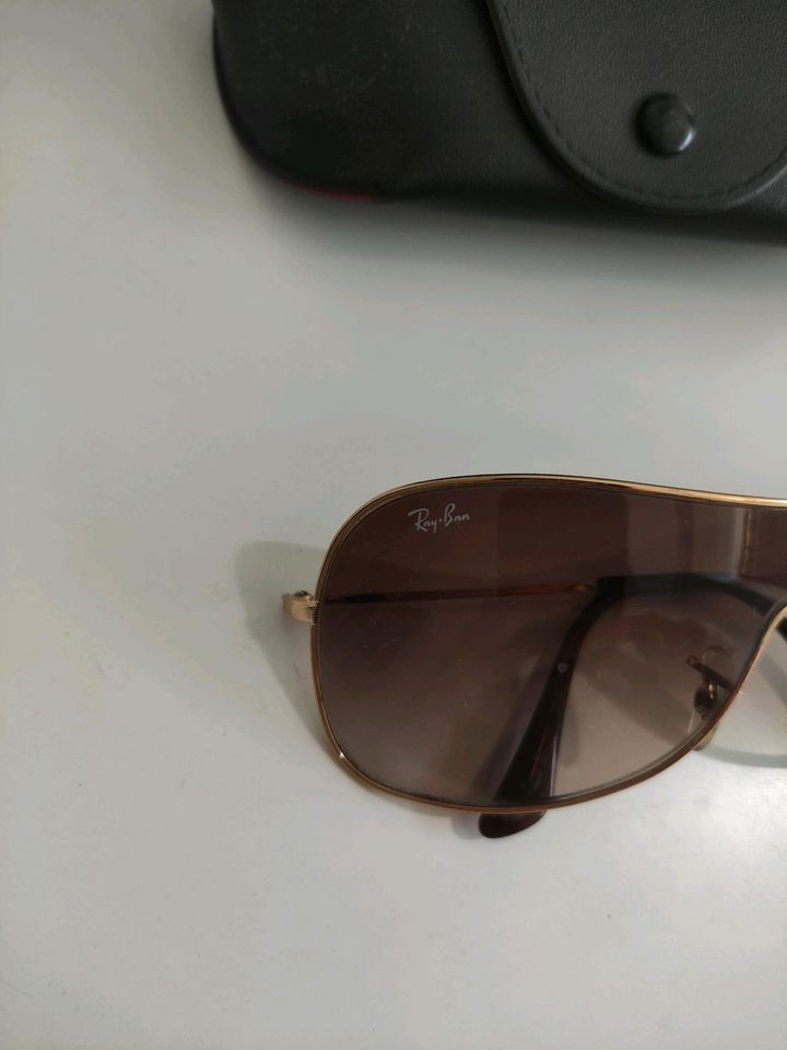 Original Ray Ban Sonnenbrille Pilotenbrille baun/ schwarzen Etui in Lübbecke 