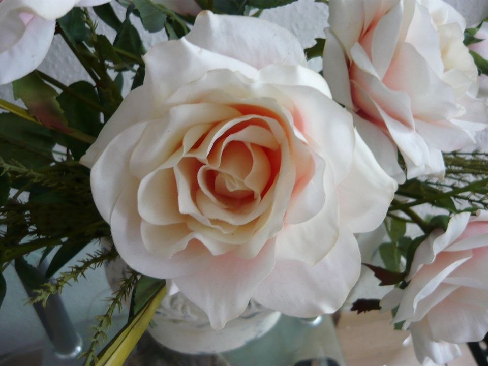 Antik Vase mit naturgetreuen, künstlichen Rosen, wie echt in Dortmund