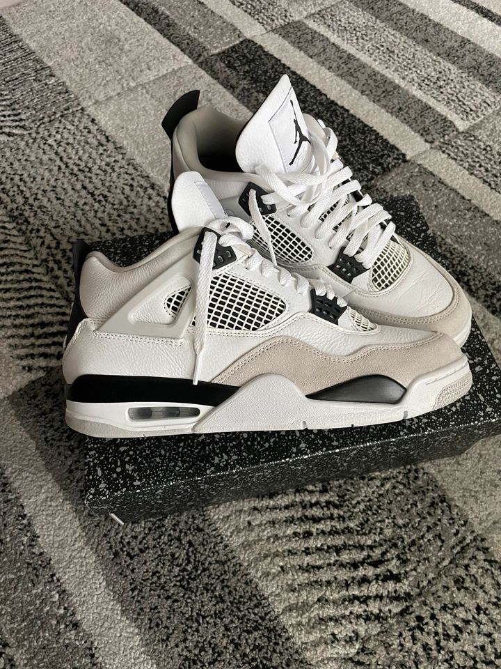 Jordan 4 Retro Military Black 44 in Schwerte