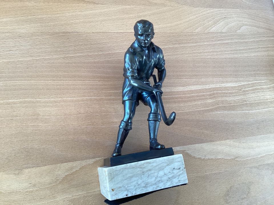 Antike Bronze Statue - Hockeyspieler in Wiesbaden