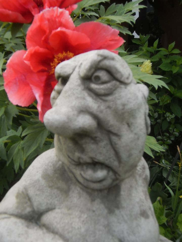 Steinfiguren Figuren mit Säulen Gartenfiguren Skulpturen Säulen in Mauern