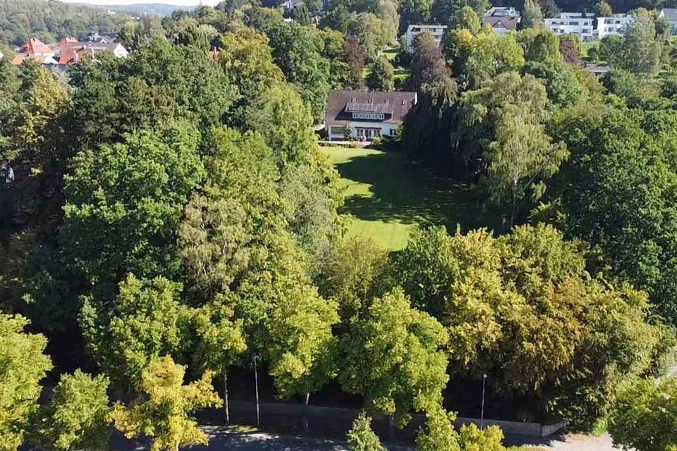 Weitläufig und gehoben: Klassische Villa mit parkartigem Garten in Bad Driburg in Bad Driburg