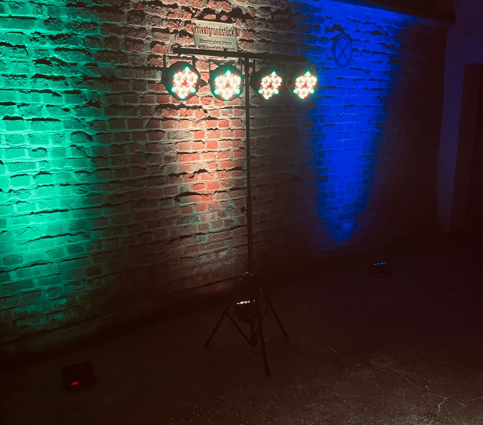 ⚡ Lichtanlage mit 4 LED Par Lights mieten in Köln ⚡ Partylicht Discolicht Lichttechnik Veranstaltungstechnik Lichtset Partybeleuchtung Eventbeleuchtung Hochzeitsdeko Hochzeit Verleih Nebelmaschine in Köln