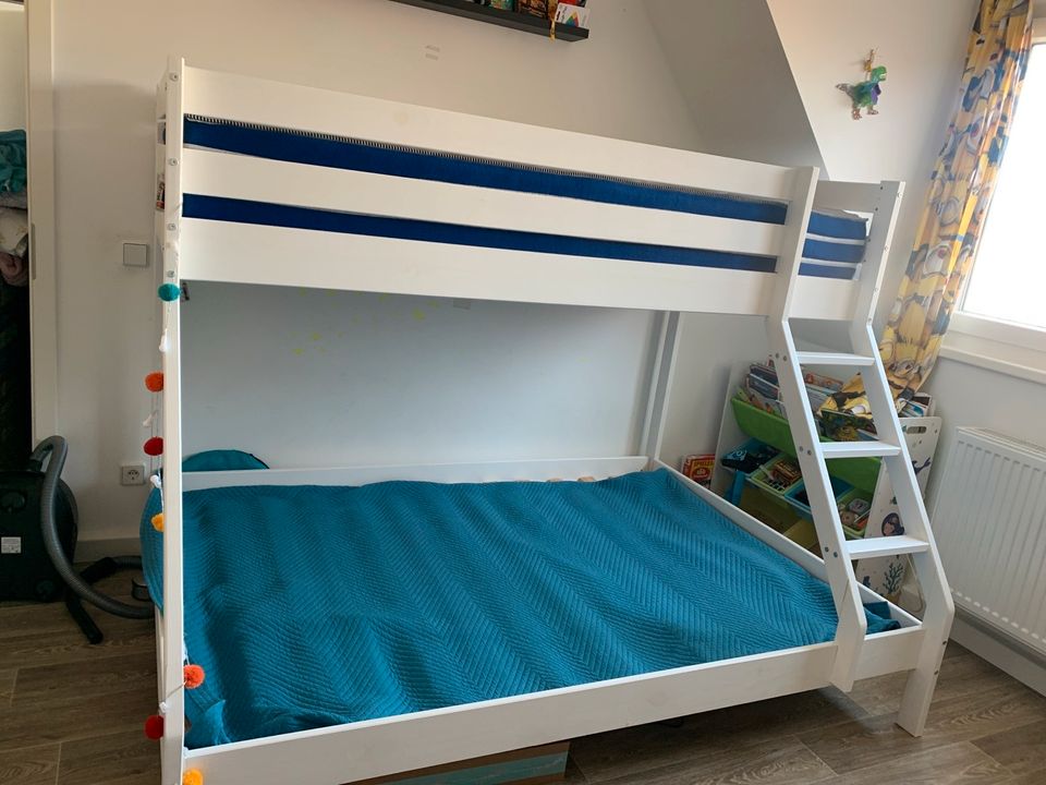 Etagenbett 140*200 / 90*200 mit Matratze und Lattenrost wie neu in Berlin