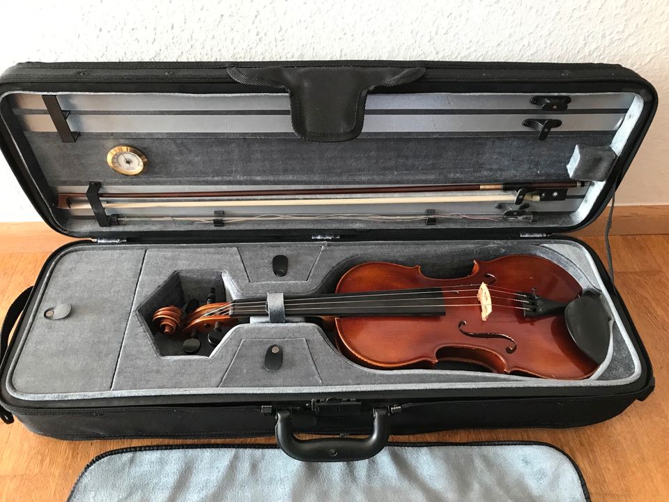 Geige Violine 4/4 mit Bogen und Koffer in Osnabrück