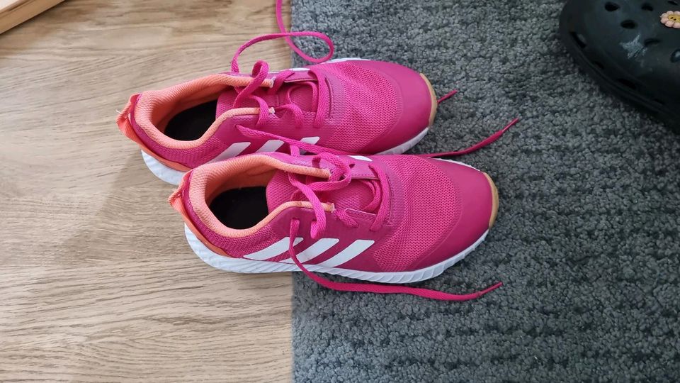 Adidas Hallen Sport Schuhe gr 36 in Wuppertal