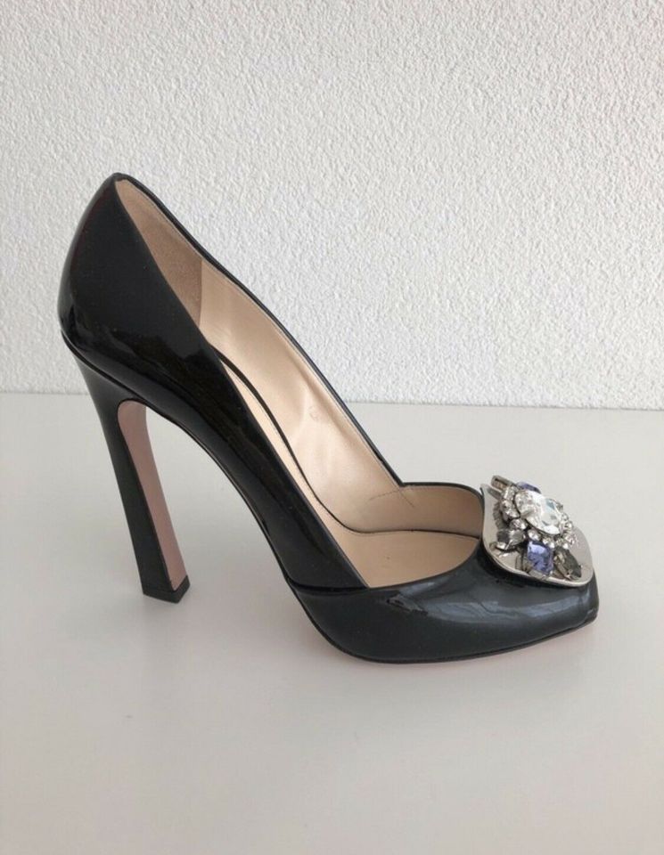 Prada Peeptoe Pumps in Lackleder mit silberner Schließe in Karlsruhe