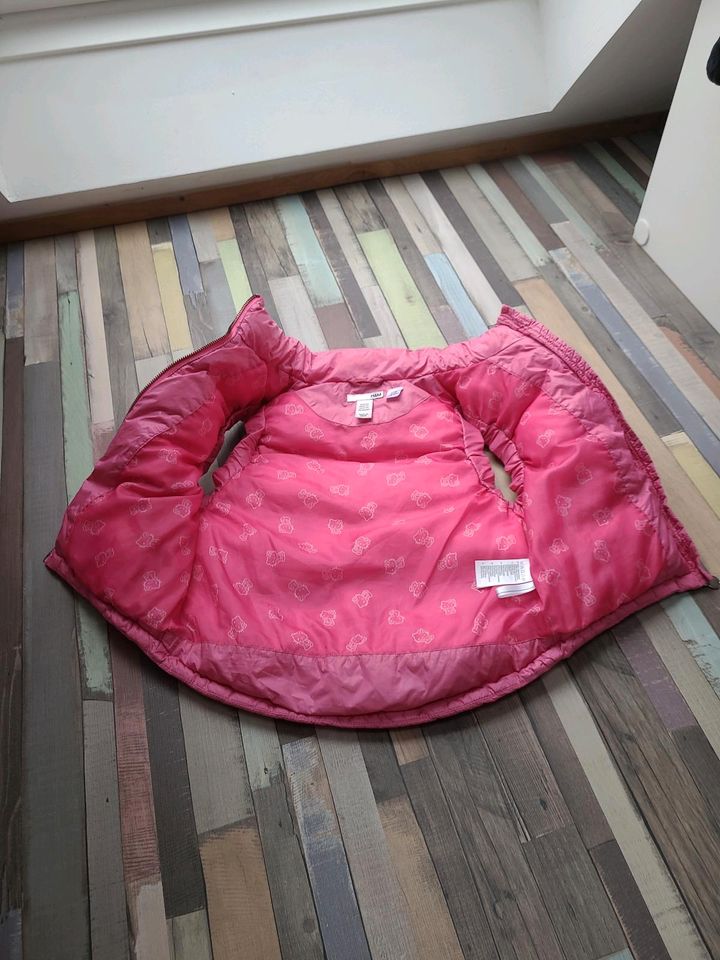 H&M Hello Kitty Weste Jacke ohne Ärmel dick Mädchen Kind rosa 122 in Erlangen