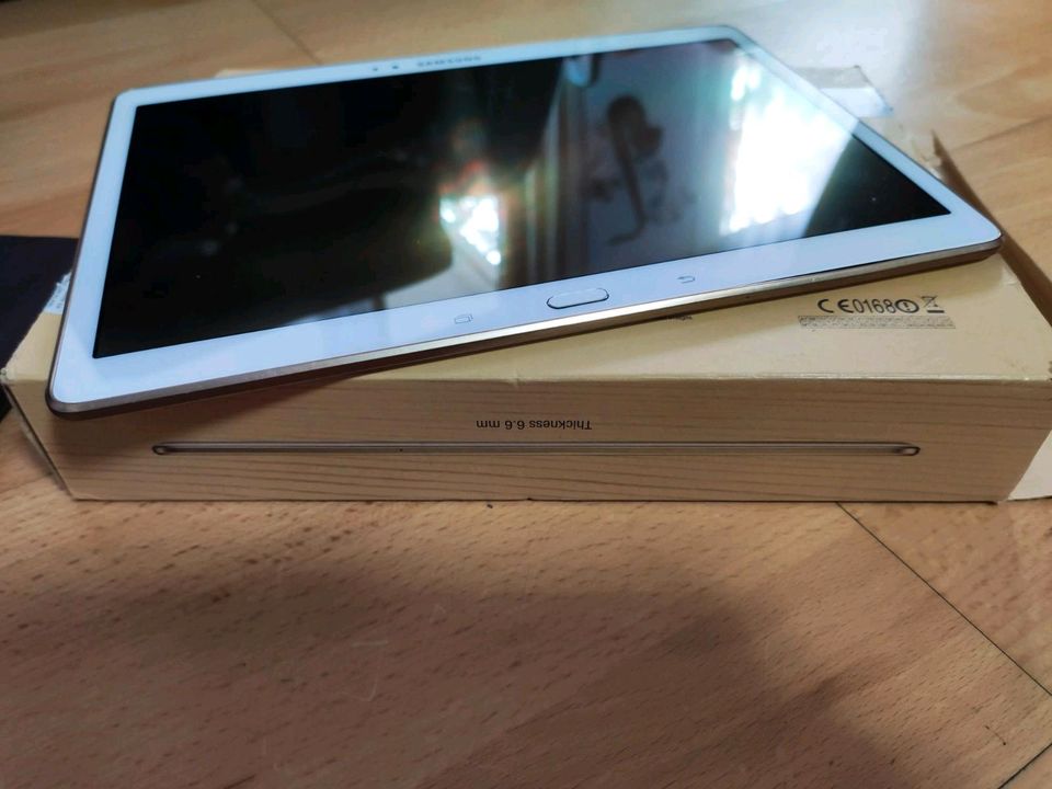 Tablet Samsung + Hülle ( Super Zustand ) in Reutlingen