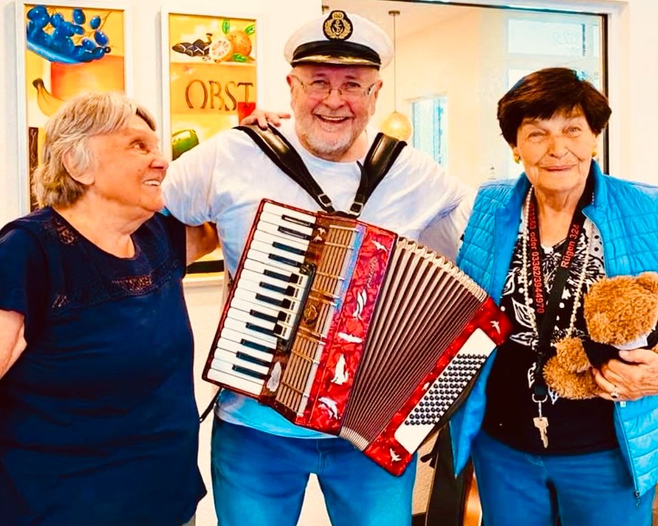 Live Musiker Sänger Akkordeonspieler Alleinunterhalter DJ Berlin in Berlin