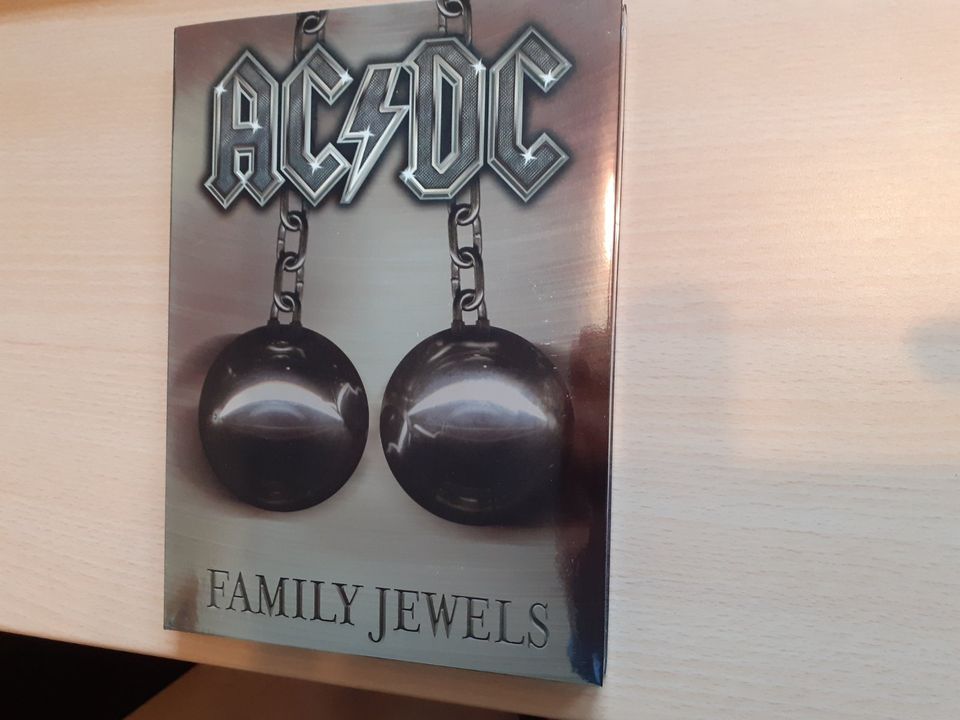 AC/DC Family Jewels 2 DVDs Musik DVD 40 Songs neuwertig in Regensburg