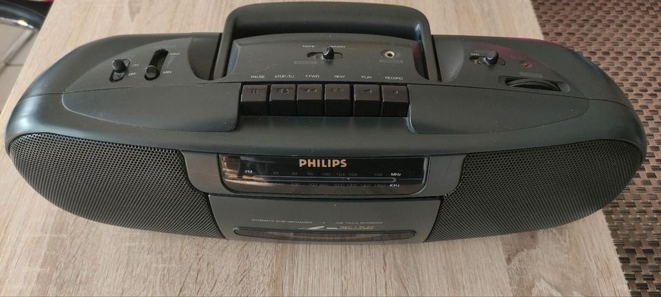 Neuwertiges Tragbares Philips Stereo Cassetten Radio in Witten