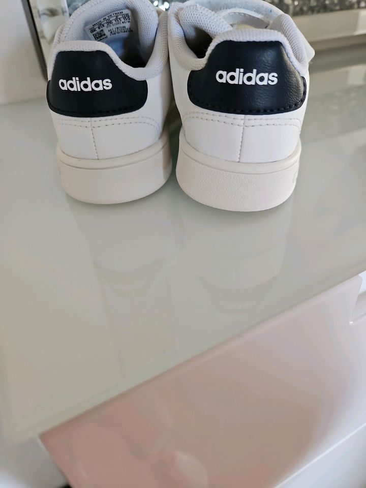 Kinder adidas sportschuhe in Königsbrunn