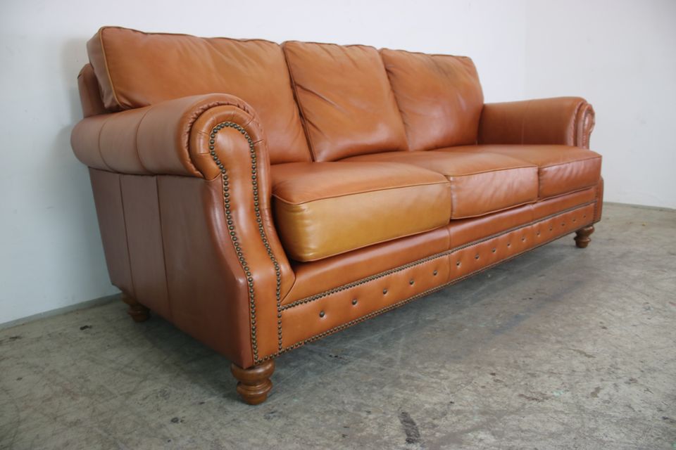 Prächtige Englische Leder Couch in Cognac Dreisister Sofa in Berlin