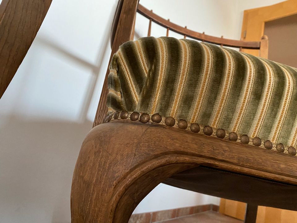 Sessel aus Eichenholz mit Beistelltisch aus Nussbaumholz - antik in Hambrücken