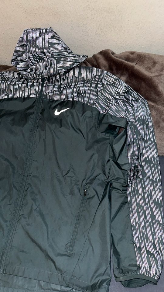 Nike Running Shield Reflective Jacket Reflektierende Laufjacke L in Cloppenburg