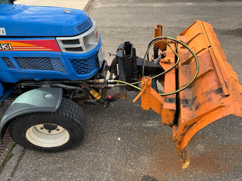 Iseki 4260 Kommunaltraktor Traktor Winterdienst in Ansbach