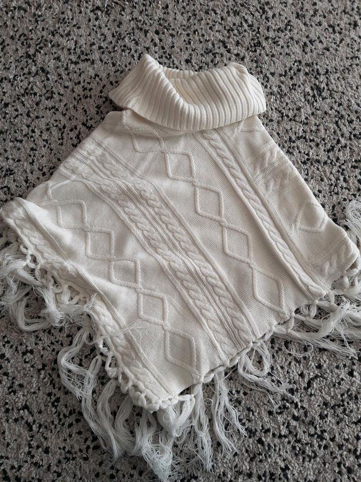 Poncho beige Strick Größe M/L in Bergrheinfeld