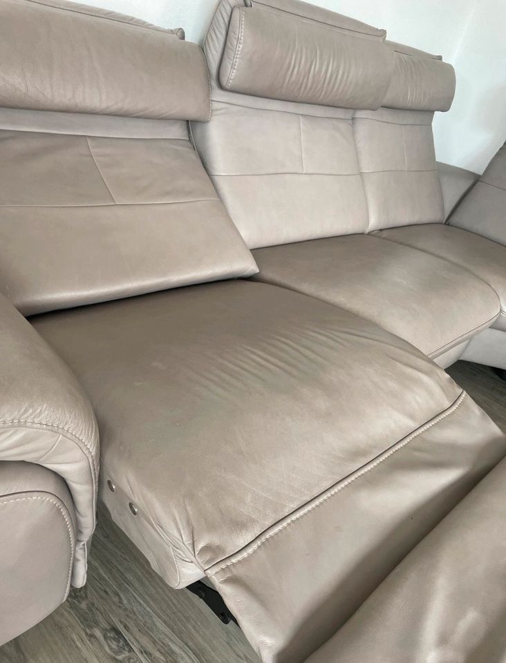 Couch, elektrisch ausfahrbarer Sitz, Echtleder grau in Regensburg