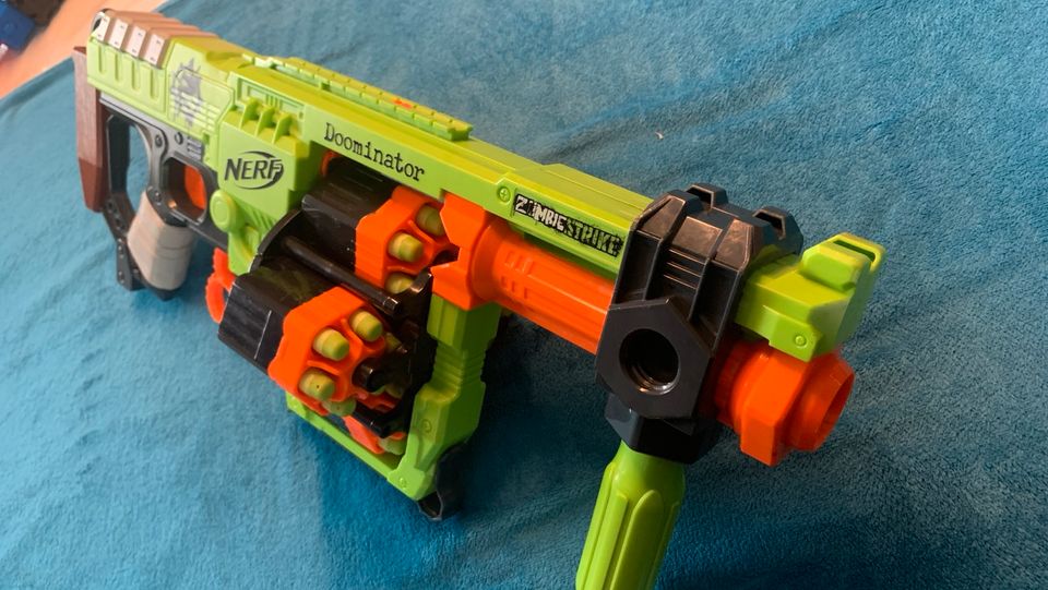 NERF Hasbro B1532EU4 - Nerf Zombie Strike Doominator in Kaltwasser